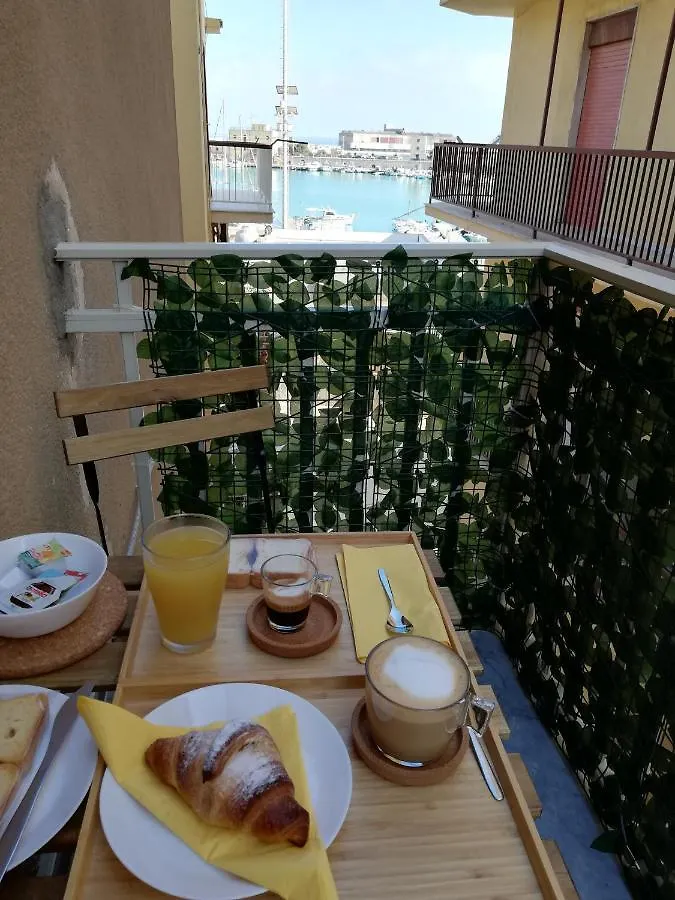 B&B Regina Del Porto 恩佩多克莱港 0*,